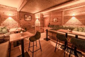 un restaurante con paredes de madera, mesas y sillas en Danner-Hof en Kochel