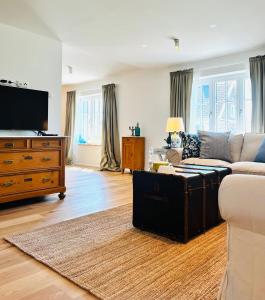a living room with a couch and a tv at Ferienhaus Slichtemolen in Hessenburg