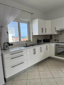 Kuchyň nebo kuchyňský kout v ubytování Dina Apartment