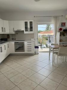 Kuchyň nebo kuchyňský kout v ubytování Dina Apartment
