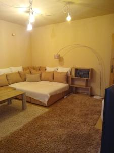 a living room with a large couch and a table at Apartament na kurzej stopce in Malbork