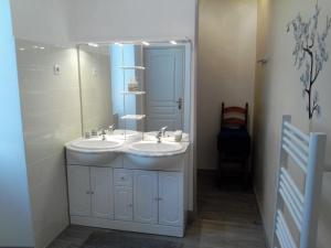 Baño con 2 lavabos y espejo en Chambres d'hôtes -- Le Clos de Gémozac, en Gémozac