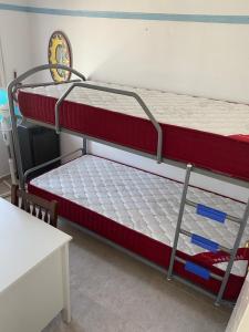 Posteľ alebo postele v izbe v ubytovaní 3 BDRM APART NEAR THE SEA! GREAT FOR KIDS!