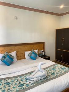 een slaapkamer met een bed met een handdoek erop bij zikzik holidays in Leh