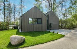 mały domek na trawniku ze skałą w obiekcie Cozy Home In Oosterwolde With Sauna w mieście Oosterwolde