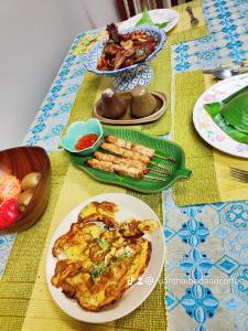 una mesa con platos de comida en una mesa en Ruan Thai Bed and Coffee en Hamilton