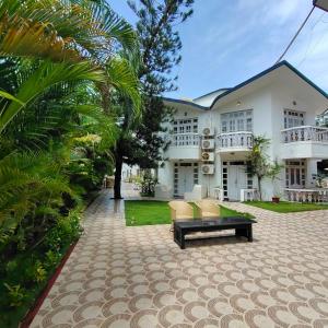Cette grande maison blanche dispose d'une terrasse. dans l'établissement Sunset Beach Resort, à Candolim