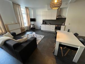 ein Wohnzimmer mit einem Sofa und einem Tisch in der Unterkunft Residence het Centrum in Oostkapelle