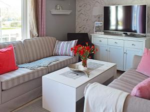 uma sala de estar com dois sofás e uma televisão em Apartment Frederikstad II em Fredrikstad