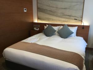 Odysis Suites Osaka Airport Hotel客房内的一张或多张床位