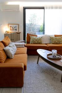 un soggiorno con divano e tavolo di Villas les Capucines a Sète