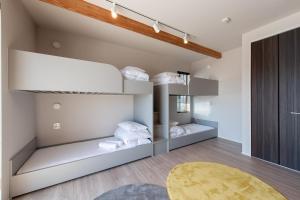 a room with two bunk beds with towels at Akiyama in Kutchan