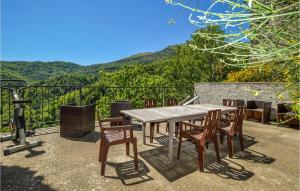 een tafel en stoelen op een patio met uitzicht bij 1 Bedroom Nice Apartment In Carcheto Brustico in Carcheto