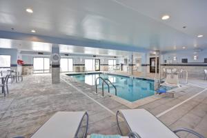 TownePlace Suites by Marriott Cranbury South Brunswick في Cranbury: مسبح كبير مع كراسي وطاولة