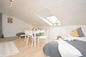 Schlafzimmer im Dachgeschoss mit einem Bett und einem Tisch in der Unterkunft ERH02-FW Apartment in Herzogenaurach in Herzogenaurach