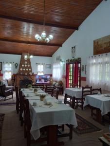 un comedor con mesas y sillas en una habitación en Rancho da Raposa, en Campos do Jordão