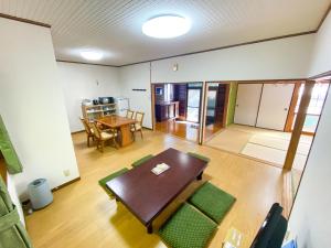 Posezení v ubytování よらんかな〜海と山と暮らす、見晴らしの一棟貸し宿〜 + 37 fotografií