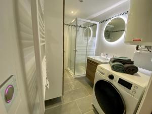 y baño blanco con lavadora. en Beautiful duplex with sea view, en Grasse 22 fotos más