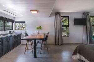 Una cocina con una mesa y sillas en una habitación. en Laurentino Loft & Home, en Villa General Belgrano
