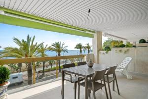 Una mesa y sillas en un balcón con vista al mar. en Apartamento Pelicano, en Cambrils