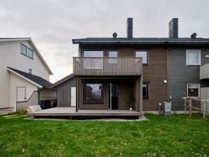 a house with a deck on the side of it at Perfekt base for det meste! in Leknes