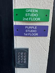 a green studio and flipper sign on a wall at GREEN&PURPLE STUDIO 24-24 Access in Bois-Colombes