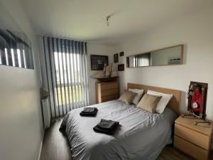 1 dormitorio con 1 cama con 2 toallas en Les jardins de jade Disney, en Ferrières-en-Brie