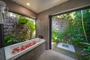 富國的住宿－Lahana Resort Phu Quoc & Spa，带浴缸的浴室和大窗户