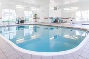 - une grande piscine d'eau bleue dans un bâtiment dans l'établissement Residence Inn Sioux Falls, à Sioux Falls