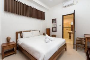 Tempat tidur dalam kamar di GLOBALSTAY. 2 Bedroom Villa Casa Yenny with Private Pool Near Seminyak Beach
