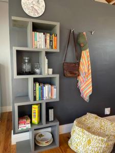 uma sala de estar com uma estante cheia de livros em Mountain View flat na Cidade do Cabo