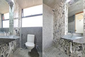Duas fotografias de uma casa de banho com WC e lavatório. em FabHotel Brown Inn em Pune