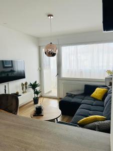 uma sala de estar com um sofá e uma mesa em DeVigo em Zadar