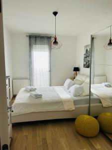 um quarto com 2 camas e um espelho em DeVigo em Zadar