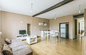 salon z kanapą i stołem w obiekcie 1 Bedroom Stunning Home In Galicia w mieście Belesar
