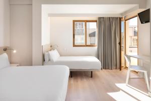 Postel nebo postele na pokoji v ubytování Hotel Andalucía
