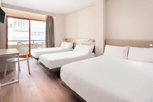 Postel nebo postele na pokoji v ubytování Hotel Andalucía