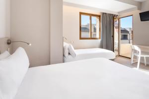 Postel nebo postele na pokoji v ubytování Hotel Andalucía