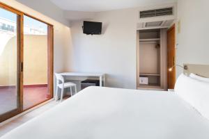 Postel nebo postele na pokoji v ubytování Hotel Andalucía