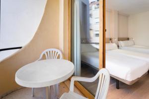 Postel nebo postele na pokoji v ubytování Hotel Andalucía