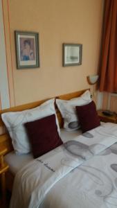 Cama en habitación de hotel con 2 almohadas en Guest House Bolyarka, en Koprivshtitsa