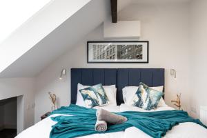 una camera con letto blu e bianco con cuscini di Morecambe Bay Free Parking By Beach Front Sea View a Morecambe