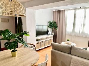 Televízia a/alebo spoločenská miestnosť v ubytovaní Papallona Cádiz Apartment Grupo AC Gestion
