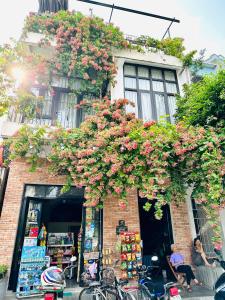 um edifício com um ramo de flores sobre ele em Dolphin Home em Dong Hoi