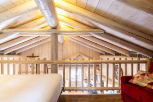 Cette chambre est dotée d'un plafond en bois et d'un lit. dans l'établissement Chalet alla Perla, Grumes Ospitar, à Grumes