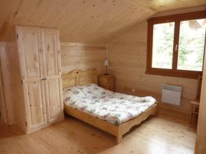 sypialnia z łóżkiem w drewnianym domku w obiekcie Chalet Bellevue w mieście Les Orres