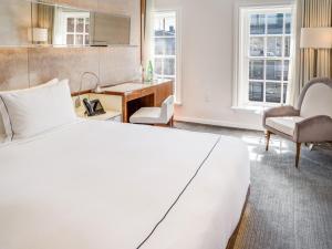Postel nebo postele na pokoji v ubytování 33 Hotel, New York City, Seaport