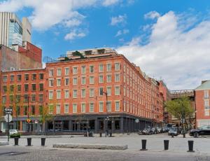 un gran edificio de ladrillo rojo en una calle de la ciudad en 33 Seaport Hotel New York, en Nueva York