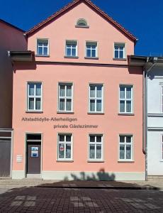 un edificio rosa con las palabras australische antropología paule clasificación en Altstadtidylle Allerheiligen en Erfurt