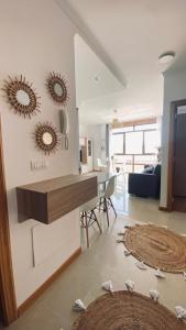 een woonkamer met twee spiegels aan de muur bij Alojamiento Fragata Lealtad in Moaña